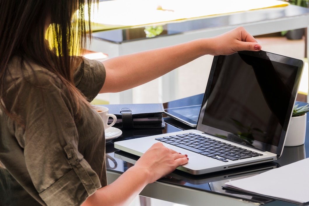 Poradnik zakupowy – jak wybrać odpowiedni laptop poleasingowy i skonfigurować go według swoich potrzeb