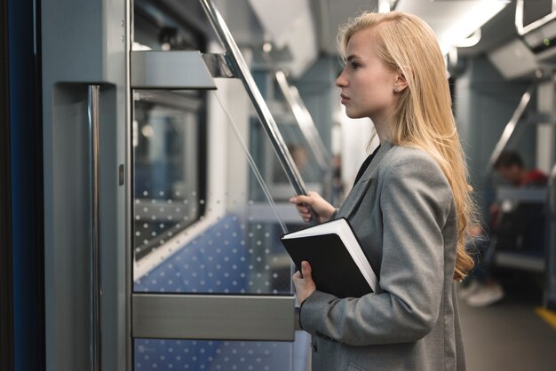Jak Nowoczesne Technologie Rewolucjonizują Usługi Utrzymania Czystości w Przemyśle