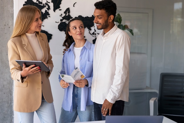 Korzyści płynące z pracy za granicą: rozwój zawodowy i osobisty w międzynarodowym środowisku