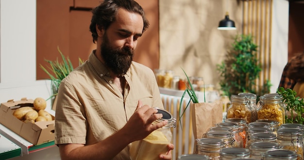 Jakie korzyści niesie praca w lokalnych sklepach spożywczych?