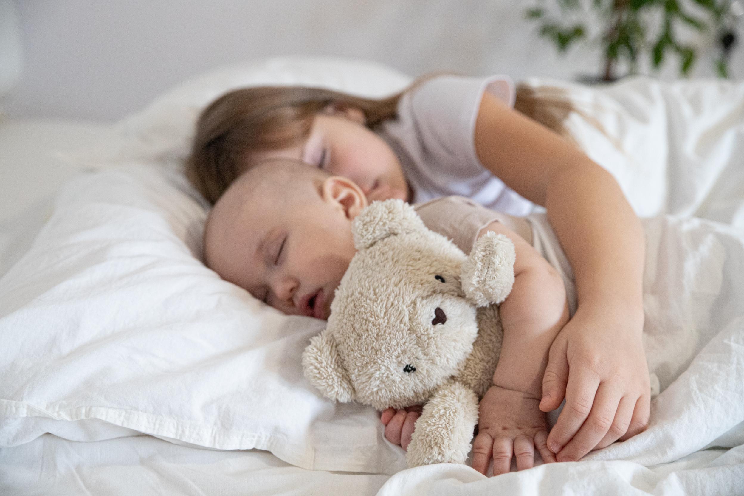 Jak przytulanki emitujące kojące dźwięki wpływają na rozwój emocjonalny niemowląt?