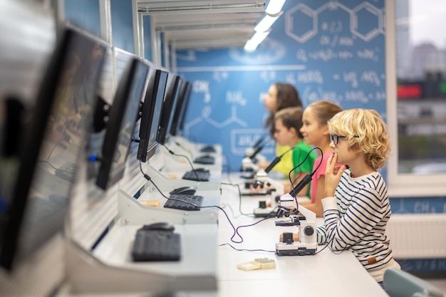 Przekształcanie tradycyjnych klas w interaktywne przestrzenie edukacyjne.