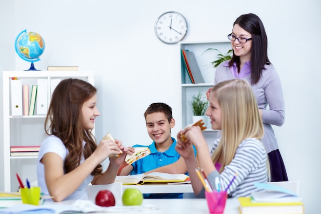 Jakie umiejętności praktyczne zdobywają studenci pedagogiki podczas studiów?